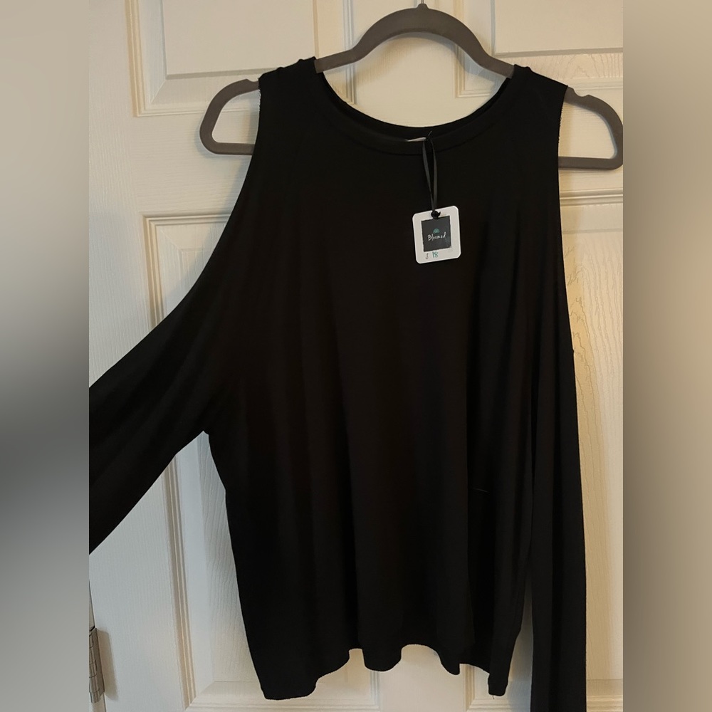 NWT Boutique, open-shoulder black blouse. Sz Lg